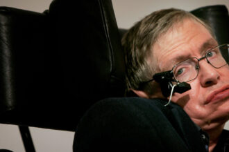 foto stephen hawking in dosarele epstein fotografie cu fizicianul zambind pe un sezlong alaturi de doua femei in bikini 699ed1a2c5196