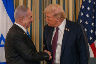foto telefon la casa alba in ziua atacului netanyahu a vorbit cu trump in timpul ofensivei asupra iranului 69a3252941502