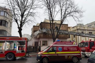 foto video pompierii in alerta arde o casa din constanta situata pe bulevardul ferdinand un batran a fost transportat la spital 69834ed3107cb