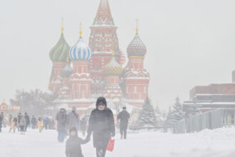 galerie foto pentru prima data in istorie record la moscova unde stratul de zapada a depasit 80 de centimetri imagini din capitala rusiei 699f09cfd6eb5