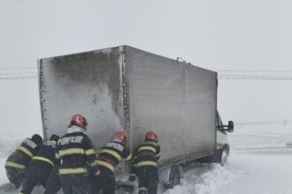 gest al unor salvatori adevarati pompierii din macin au scos din zapada o duba ramasa blocata 6995d8ec0ca70