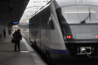 incident in gara de nord din bucuresti un vagon al unui tren cfr calatori a deraiat circulatia este blocata 698edc658538c