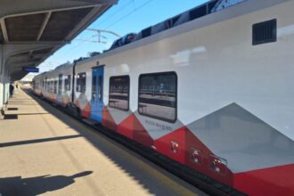incident la gara de nord un vagon al unui tren cfr calatori a deraiat circulatia este blocata 698ee60730e98