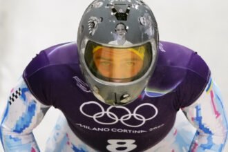 jo 2026 zeci de europarlamentari solicita cio ca ucraineanul cu casca dedicata victimelor razboiului sa fie reprimit in competitie 698f425759318