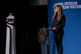 melania trump a donat rochia pe care a purtat o in ianuarie 2025 la ceremonia de investitura a sotului sau 699964e485142