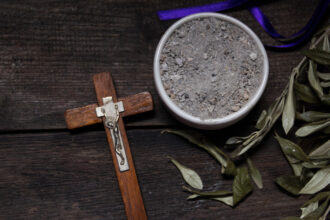 miercurea cenusii 2026 incepe postul mare pentru catolici cele mai importante traditii si obiceiuri ce simbolizeaza ritualul crucii 699549b7a3404