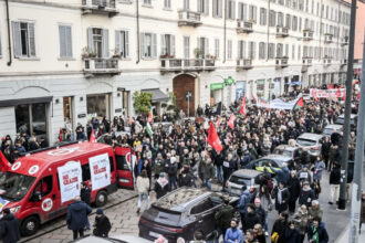 nu vrem fascism sute de demonstranti s au adunat la milano pentru a protesta fata de desfasurarea agentilor ice la jo de iarna 697f82398a8dd