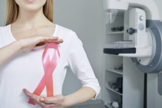 o doctorita a tratat sute de paciente cu cancer la san apoi s a imbolnavit si ea acum dezvaluie 4 obiceiuri care scad riscurile 698030a348794