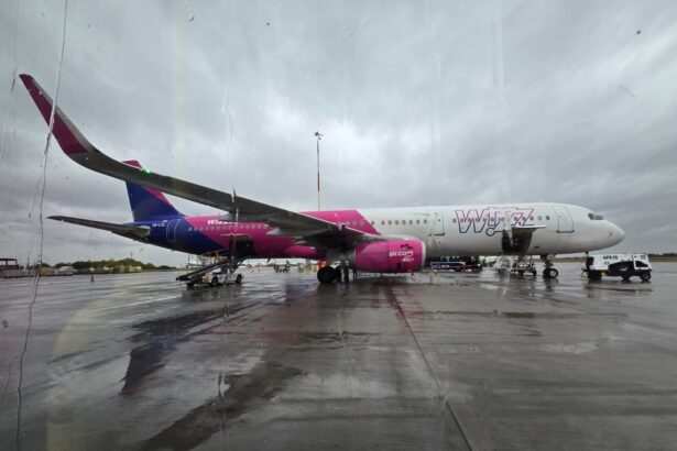 pasagerii unei curse wizz air care a fost anulata din cauza conditiilor meteo sunt revoltati ne trateaza ca pe bagajul uitat in aeroport 6996255291eb8