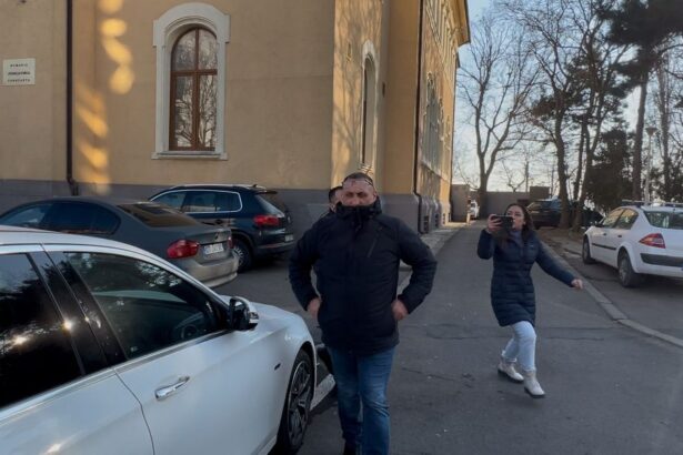 politistul care l a iertat pe sacalu dupa ce l a prins fara permis dupa un accident a fost trimis in judecata 698e435e94f61