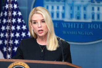 procurorul general al sua acuzat ca a musamalizat cazul epstein cum se apara pam bondi 698cf7433d9f7