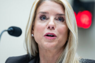 procurorul general al sua pam bondi anunta ca toate dosarele epstein au fost facute publice enumerand peste 300 de nume importante 6992c9dd1e30b