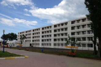 razboiul firmelor luminoase la hotel select afaceristul cusu obligat prin instanta sa isi demoleze reclamele neautorizate de pe plaja 698a6afce26f0