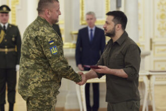 scandal deschis intre volodimir zelenski si fostul sef al armatei din ucraina zalujnii oamenii vor vota impotriva lui 6995d2cd6331a