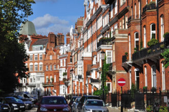 scandal intr o cladire de lux din londra fosta directoare de banca data in judecata de vecinii milionari pentru un dus defect 698031cc08684