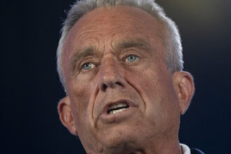 secretarul american al sanatatii robert kennedy jr isi recunoaste trecutul de toxicoman prizam de pe capacul toaletei 698f81a15f69b