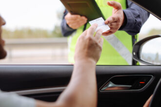 soferii straini cu dreptul de a conduce suspendat ar putea recupera permisul doar daca achita amenda inainte de a parasi romania 69a03490c2667