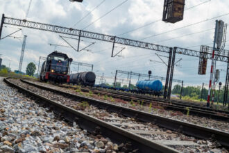 un cetatean moldovean arestat pentru oprirea unui tren de marfa polonez avea documente rusesti si aparatura electronica asupra sa 699433f930795
