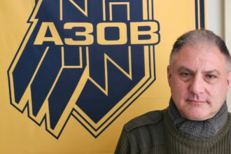 un fost parlamentar britanic s a alaturat brigazii azov din ucraina una din cele mai temute unitati de lupta 699948c018db2