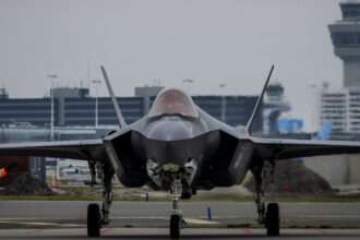 un oficial olandez sugereaza modificarea software ului avioanelor f 35 ca la un iphone pentru a integra armament european 6994652fbe480