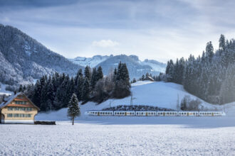 un tren a deraiat in sudul elvetiei dupa o avalansa 80 de pasageri au fost evacuati politia nu exclude sa fie persoane raniti 6992e982c8649