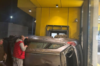 video accident spectaculos in parcarea unui mall un autoturism s a rasturnat un barbat a ajuns la spital 69859e6431825