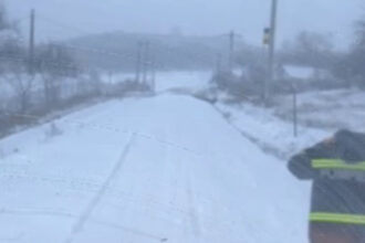 video ambulanta blocata in zapada in iasi o femeie care a nascut a fost preluata cu o masina a pompierilor 69957aed4def7