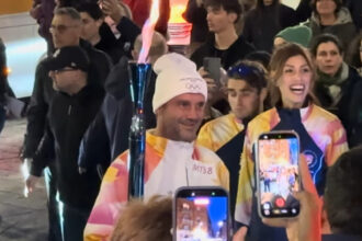 video cristi chivu a purtat torta olimpica pe strazile orasului milano 6984e41a74f18