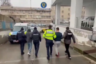 video doi tineri deghizati cu cagule dintre care unul e minor au spart trei magazine si au furat alcool tigari si bani unul a fost deja arestat 69921220de851