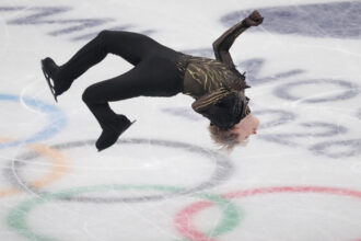 video ilia malinin a intrat in istoria patinajului cu un salt inapoi acum 28 de ani surya bonaly a fost sanctionata pentru aceeasi miscare 698add561ce69