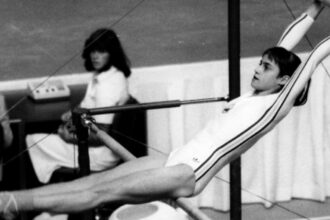 video imagini memorabile cu nadia comaneci in anul dedicat marii campioane de la bataile cu perne la jocurile olimpice 698d9c754329b