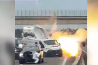 video jaf armat pe o sosea din italia atacatorii au blocat drumul si au aruncat in aer o duba de transport valori 6989f1ce058fe