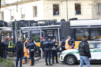 video momentul in care tramvaiul deraieaza si intra in vitrina unui magazin la milano imaginile surprinse de o camera auto 69a204d14d739