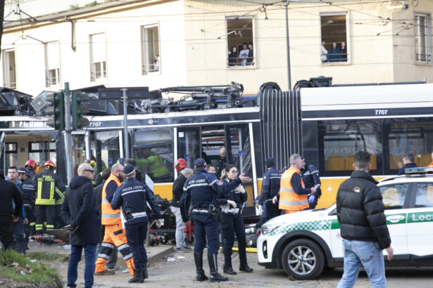 video momentul in care tramvaiul deraieaza si intra in vitrina unui magazin la milano imaginile surprinse de o camera auto 69a204d14d739