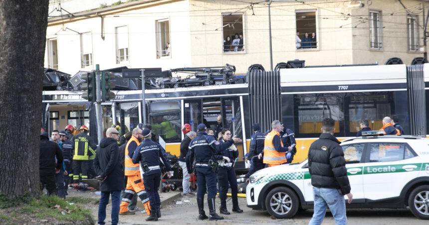 video momentul in care tramvaiul deraieaza si intra in vitrina unui magazin la milano imaginile surprinse de o camera auto 69a204d14d739