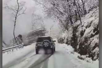 video momentul in care un camion incarcat cu busteni cade in prapastie in apropierea statiunii paltinis din judetul sibiu 699b2de8d2ef8