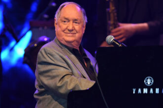 video neil sedaka a murit cantaretul si compozitorul american faimos pentru cantecul breaking up is hard to do avea 86 de ani 69a28dc28cb2a
