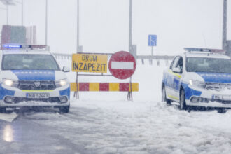 video ninge viscolit in 16 judete si in bucuresti copaci cazuti masini avariate ce drumuri sunt inchise circulatiei 699953544d12b