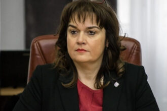 video rector demis pentru plagiat repus in functie in urma deciziei iccj ramona lile revine la sefia universitatii aurel vlaicu din arad 698d957535574
