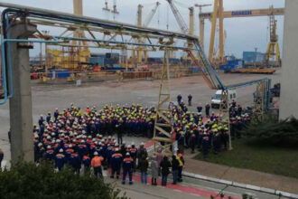 video santierul naval mangalia blocat de proteste muncitorii cer salariile restante 69a155e93106c
