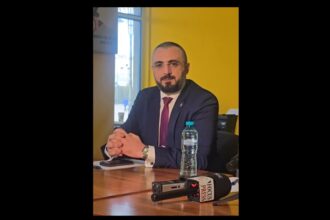 video senatorul aur nicolae vlahu atrage atentia asupra nerespectarii regulamentelor din parlament dupa ce au anulat alegerile si au vazut ca nu pateste nimic isi permit din ce in ce mai multe lucru 698dde5d9a556