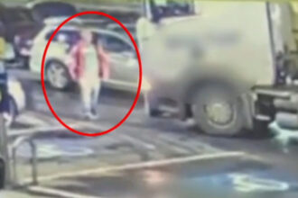 video un barbat a fost amenintat cu arma de un sofer in parcarea unui complex comercial din bucuresti 69a14adb65eea