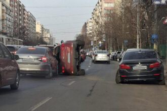 accident cu sase masini in sectorul 2 din capitala un autoturism s a rasturnat o femeie a fost dusa la spital 69ba5e53c7909