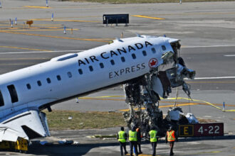 au venit primele raspunsuri in urma accidentului de pe laguardia cand un avion a intrat intr o masina de pompieri 69c386d049742