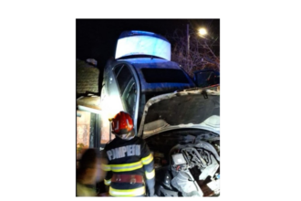 cascadorie la ceas de seara un autoturism a ajuns pe acoperisul unei case vezi aici cum s a intamplat totul 69c8c4f23fb49