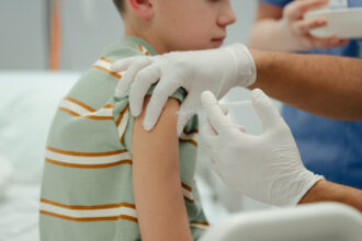 ce vaccin se administreaza la varsta de 14 ani la ce boli sunt expusi adolescentii in lipsa imunizarii 69c777ceed8c5