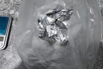 cinci persoane sunt anchetate pentru trafic de droguri si efectuarea de operatiuni cu substante psihoactive 69b2e7201ea9b