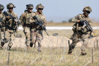 cum ar putea trump sa redeschida fortat stramtoarea ormuz printr o interventie militara si cat de mari sunt riscurile pentru sua 69ca682f3224b