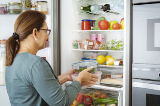 cum se organizeaza corect alimentele in frigider raftul potrivit pentru fiecare si lista produselor care nu trebuie pastrate la rece 69b1688ef32e7