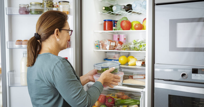 cum se organizeaza corect alimentele in frigider raftul potrivit pentru fiecare si lista produselor care nu trebuie pastrate la rece 69b1688ef32e7